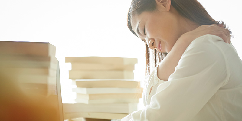 首のむちうちで悩む20代女性