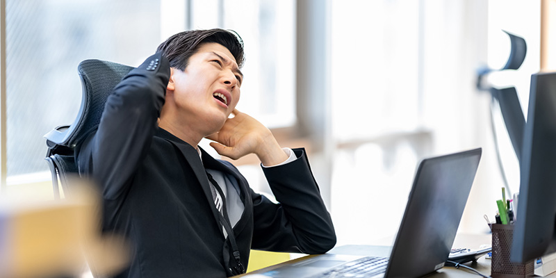 示談に弁護士をつけるか悩む男性