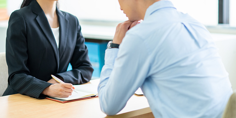 示談交渉を弁護士に相談する男性