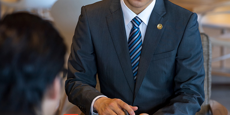 後遺障害の申請を弁護士に依頼する男性