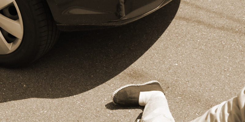 トラックに追突された車