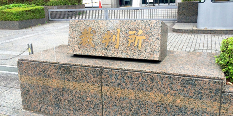 事故が原因で退職に落ち込む男性