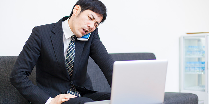 後遺障害の認定の進め方に悩む男性