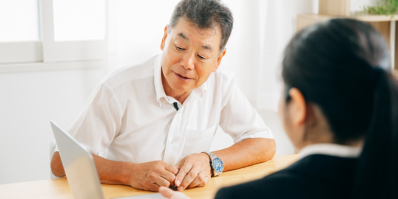 治療終了後に弁護士に依頼する男性