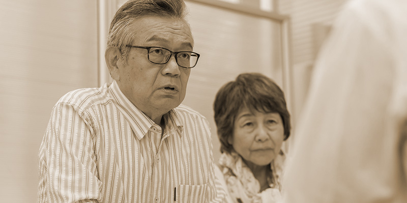 治療終了時に弁護士に相談する男性