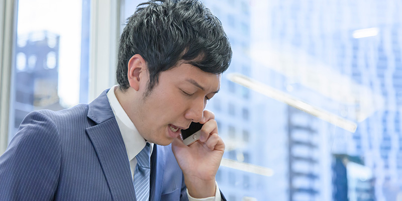 交通事故を弁護士に相談予約をする男性