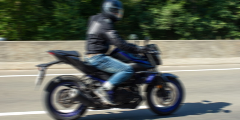 バイクで走行中の男性