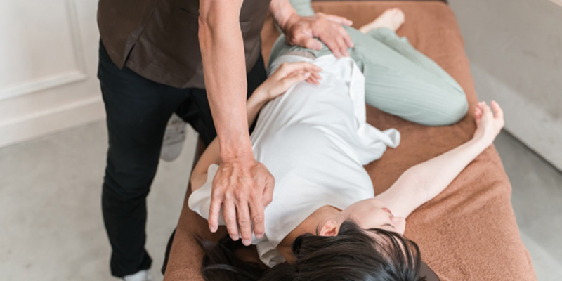 むちうちで治療中の女性