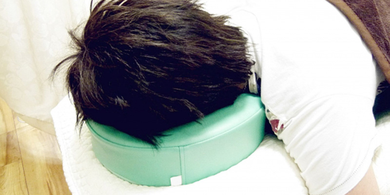 むちうちで治療中の男性