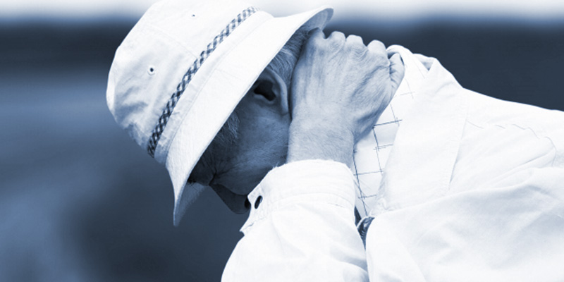 交通事故でむちうちを負ったシニア男性