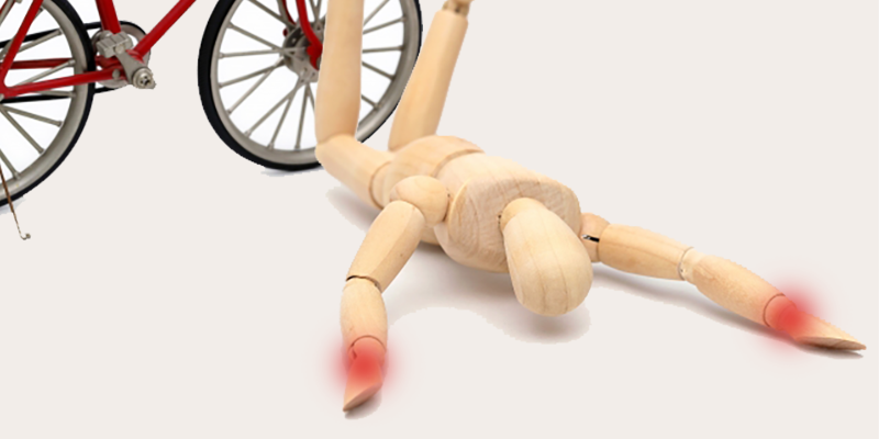 自転車を運転中に衝突され、手をついて転倒したとき