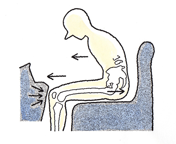 運転席や助手席で膝を曲げた状態のまま、ダッシュボードに膝を打ちつけられる