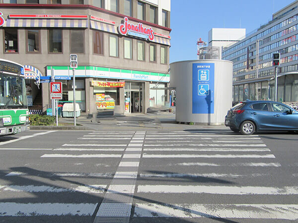 左にドトールコーヒーショップ千葉駅東口店、目の前にはファミリーマート千葉駅東口店