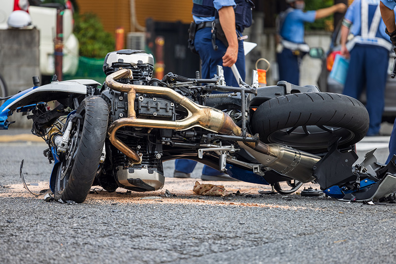 バイクとトラックの交通事故