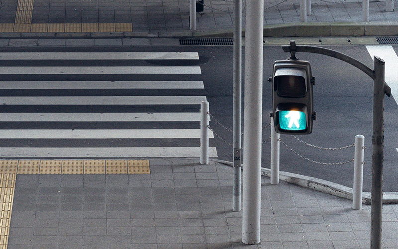 歩行者が右折車に巻き込まれた事故