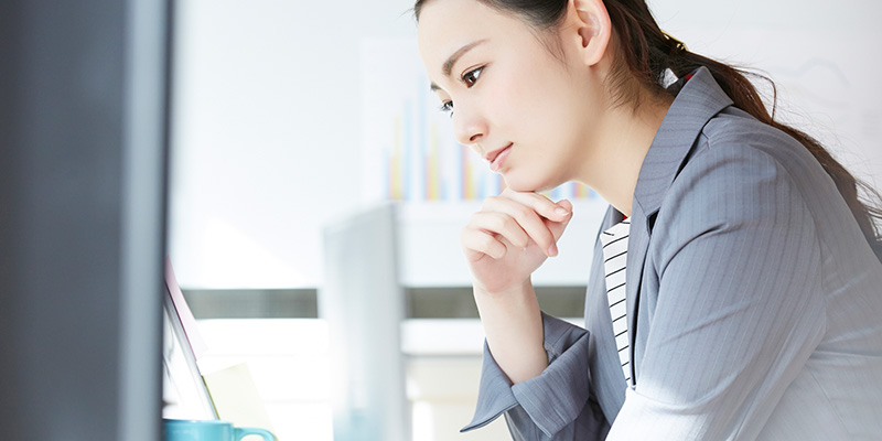 治療費打ち切りで悩む女性