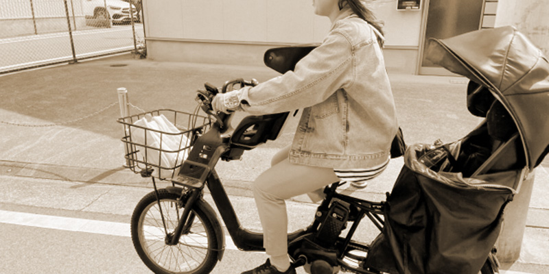 自転車走行中の女性
