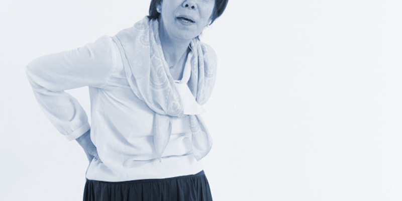 腰椎捻挫のシニア女性